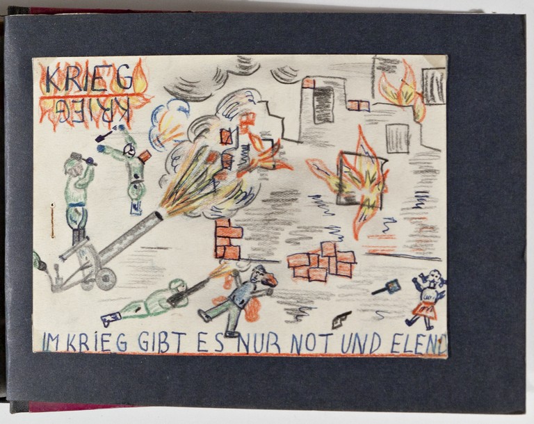 Disegno che raffigura un bombardamento e la scritta "Nella guerra c’è solo bisogno e miseria"